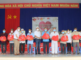 Image: INCHAM Vietnam and UPL present Tet gift to farmers