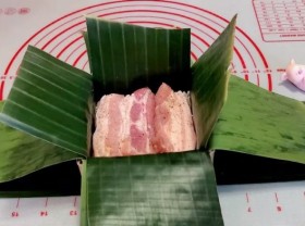 Image: Indonesian man makes Vietnamese 'banh chung' to celebrate Lunar New Year in Canada