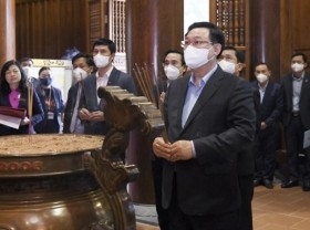 Image: NA Chairman offers incense in tribute to President Ho Chi Minh at Kim Lien relic site