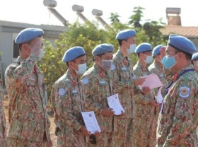 Image: Vietnamese green beret medics salute national flag in South Sudan