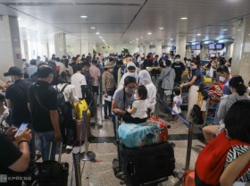Image: Tan Son Nhat Airport is crowded with people returning home