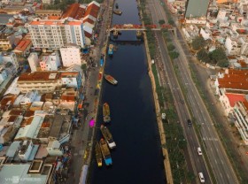 Image: Tet flower market on Binh Dong wharf