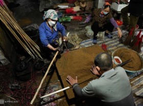 Image: The factory produces incense sticks that are lit for 2 days