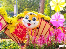 Image: Vietnam ready to welcome Year of Tiger with colorful zodiac statues