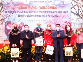 Image: Sa Pa, Da Lat, and Quang Binh welcome first tourists of New Year 2022