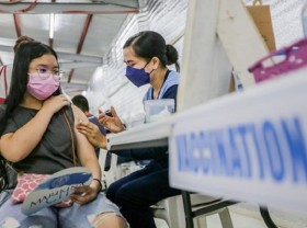 Image: Philippines confirms community transmission of Omicron, cases hit record