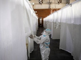 Image: Philippines prepares more hospitals beds with record COVID-19 cases