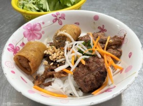 Image: 30 years of ‘eat full’ grilled meat vermicelli restaurant in Saigon