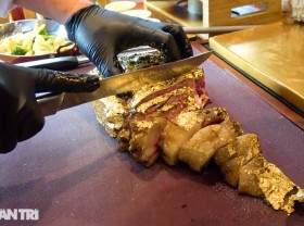 Image: Beef “wrapped” in gold, eat a piece and lose millions in Hanoi