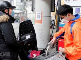 Image: Petrol prices continue to rise by nearly 1,000 VND per litre