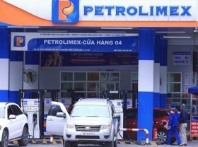 Image: Petrol prices up nearly 1,000 VND per litre