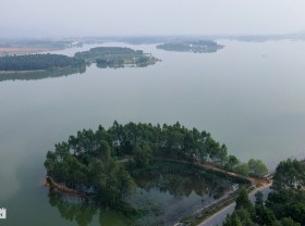 Image: Change the wind to go camping, eat barbecue at a 5.25 km2 lake near Hanoi