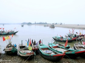 Image: Fishermen get chiseled fish season