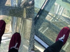 Image: Glass bridge leaves visitors cracking up