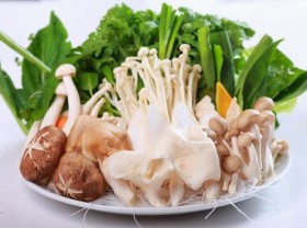 Image: Mushroom hotpot reunites families and friends