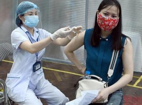 Image: Hanoi accelerates COVID-19 vaccine rollout for high-risk people