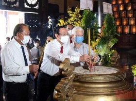 Image: Incense offering ceremony held for late revolutionaries in Ho Chi Minh City