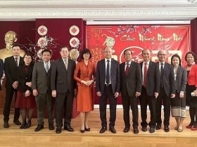 Image: Lao Ambassador makes Tet visit to Vietnamese Embassy in France