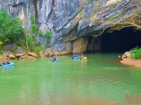 Image: Phong Nha Cave kayak tours at night offer new experience