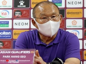 Image: Coach Park Hang-seo thanks fans and players after historic win over China