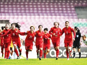 Image: President decides to present Labour Order to national women's football team