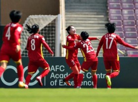 Image: Thai and Chinese language newspapers reward the historic feat of the Vietnamese girls’s workforce