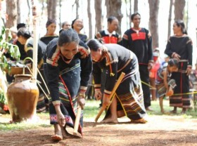 Image: The cầu mùa ritual prays for bumper crops