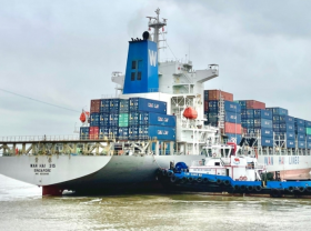 Image: Hai Phong container terminal welcomes first ship of 2022