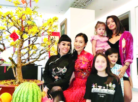 Image: Foreigners enjoy animated, cozy atmosphere of Vietnamese Tet