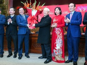 Image: General Secretary Nguyen Phu Trong extends Tet greetings to Hanoi people and government
