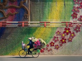 Image: Photo capturing Hanoi street vendor wins international award