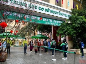 Image: Secondary and high school students in Hanoi return to in-person learning