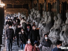 Image: Spring pilgrims crowd largest Buddhist pagodas in Vietnam