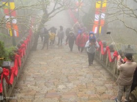 Image: Thousands of people travel to Yen Tu spring