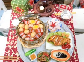 Image: Vietnamese woman creates mini clay models of traditional Tet meals