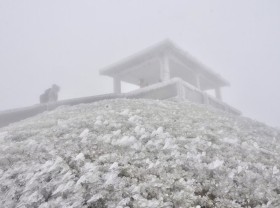 Image: Visitors enjoy watching the ice in Mau Son