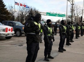 Image: Canada police in standoff with protesters blocking bridge to US