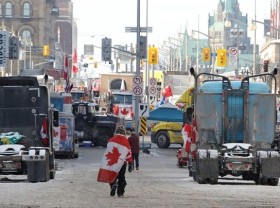 Image: Key US-Canada border crossing blocked by truckers fighting Trudeau's COVID curbs