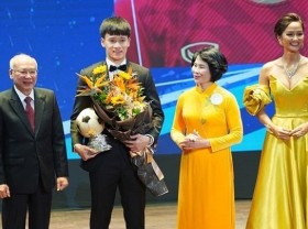 Image: Nguyen Hoang Duc wins Vietnamese Golden Ball Award 2021