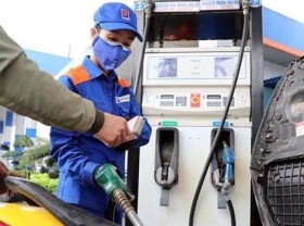 Image: Petrol prices down by 600 VND per litres after seven hikes