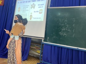 Image: The instructor needed to carry her little one to the lecture corridor, the true cause behind it was much more poignant