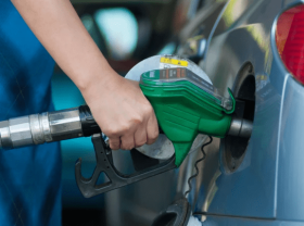 Image: Mom let me study at home because gasoline is up to 60,000 VND/liter
