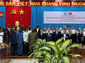 Image: President of Sierra Leone visits An Giang province