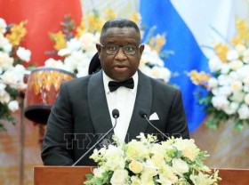 Image: Sierra Leone President wraps up Vietnam official visit