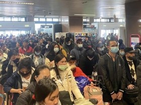 Image: Two more flights carrying Vietnamese fleeing Ukraine to arrive in Hanoi this week