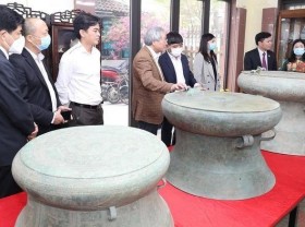 Image: Vietnamese antiques on display in Ninh Binh province