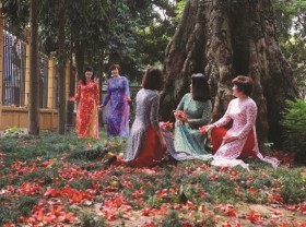 Image: Special flower tour at History Museum