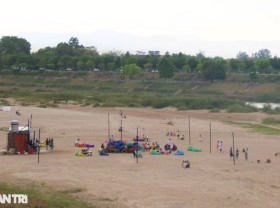 Image: The “beach” by the river flows backwards, attracting visitors to come and have fun
