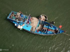 Image: Carrying hired fish on Long Hai sea