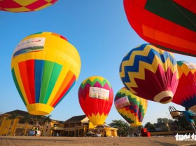Image: Hot-air balloons illuminate the sky above Hoi An's tourism festival